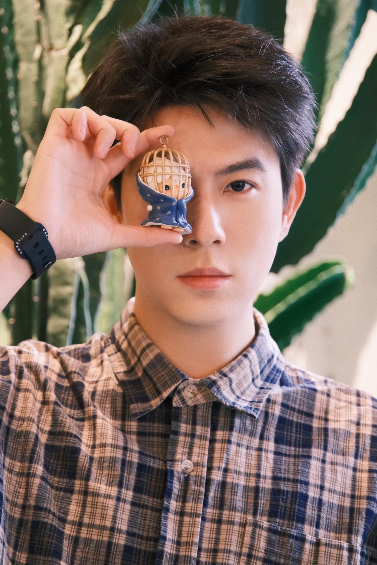 得物顶男计划 | 把“鸟人”揣进衬衫口袋的片场摸鱼时刻